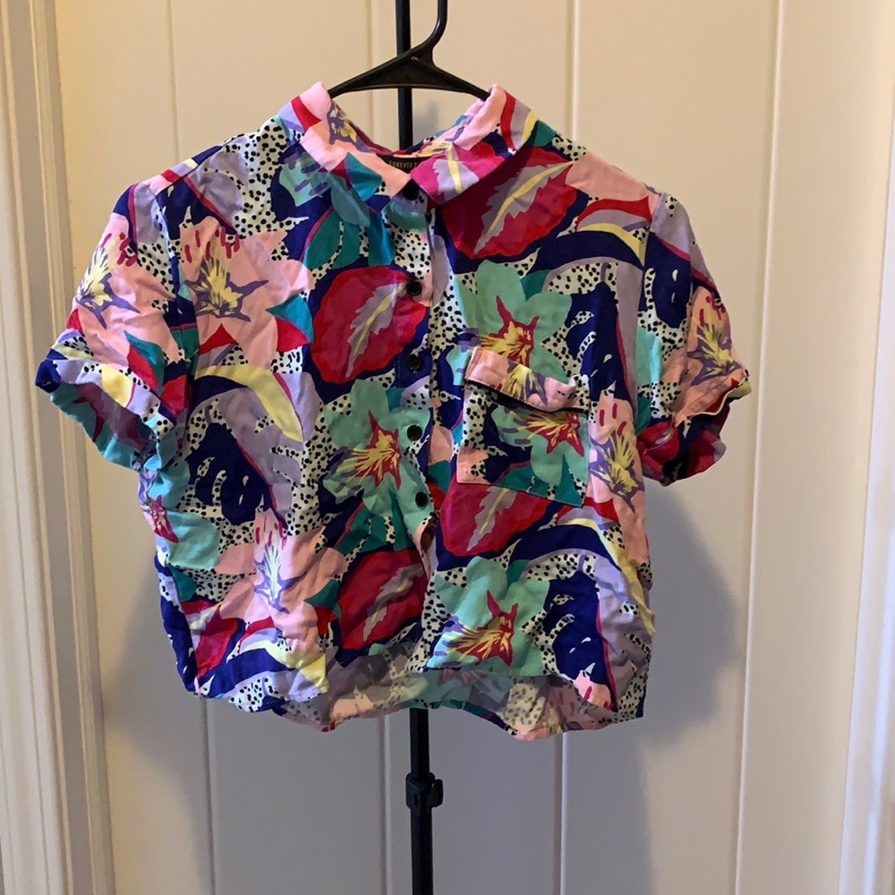 Super cute floral button up crop top with front pocket